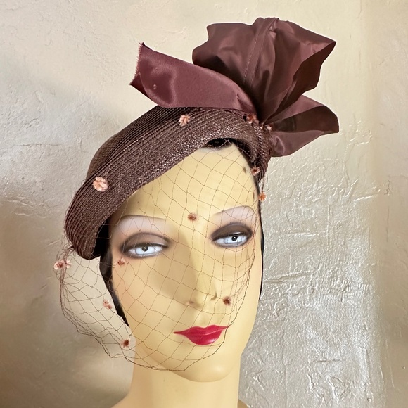 SOPHISTICATED 1950s' BROWN STRAW HAT + TAFFETA BOW + DOTTED VEIL